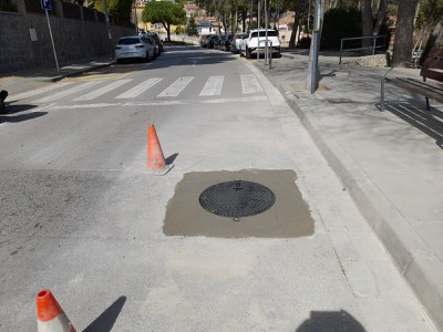 Nueva tapa de alcantarillado en la calle Can Roca / MANTENIMIENTO VÍA PÚBLICA
