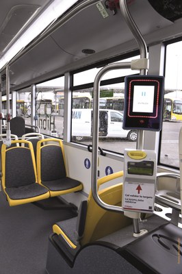 Interior de uno de los autobuses que dan servicio a Castelldefels / ARCHIVO.
