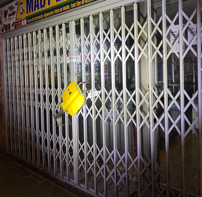 Puerta del establecimiento clausurado / POLICÍA LOCAL.