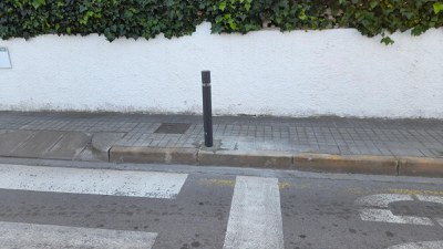 Nueva pilona en la calle del Carmen número 1 / MANTENIMIENTO VÍA PÚBLICA