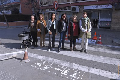 La alcaldesa Maria Miranda y la concejala Esther Niubó, delante de la nueva señalización / RAMON JOSA